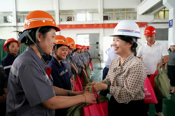 王毅慰問礦區一線女職工_愛奇藝.jpg